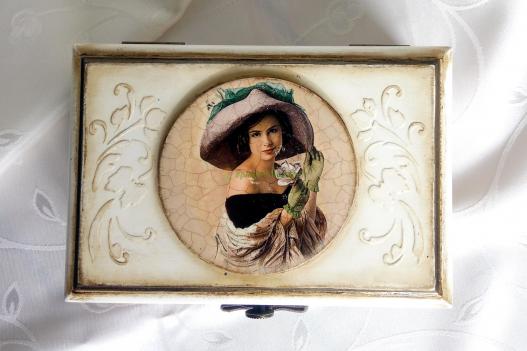 <div style=margin-left:10px><h1>шкатулки  в технике декупаж</h1><p><a href="/catalog/podarki--suveniry/">Подарунки, сувеніри</a> » <a href="/catalog/podarki--suveniry/podarki/">Подарунки</a></p><i class="fa fa-map-marker"></i> Ровенская область, Здолбунов<br /><br /><div class="socdata"><script src="//yastatic.net/es5-shims/0.0.2/es5-shims.min.js"></script>
                                            <script src="//yastatic.net/share2/share.js"></script>
                                            <div class="ya-share2" data-services="facebook,gplus,twitter,lj,viber,whatsapp,skype" data-counter=""></div></div>