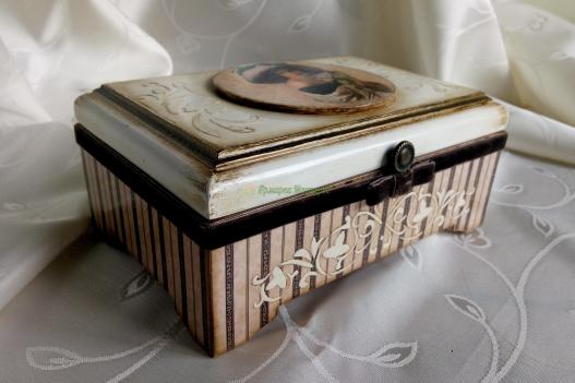 <div style=margin-left:10px><h1>шкатулки  в технике декупаж</h1><p><a href="/catalog/podarki--suveniry/">Подарунки, сувеніри</a> » <a href="/catalog/podarki--suveniry/podarki/">Подарунки</a></p><i class="fa fa-map-marker"></i> Ровенская область, Здолбунов<br /><br /><div class="socdata"><script src="//yastatic.net/es5-shims/0.0.2/es5-shims.min.js"></script>
                                            <script src="//yastatic.net/share2/share.js"></script>
                                            <div class="ya-share2" data-services="facebook,gplus,twitter,lj,viber,whatsapp,skype" data-counter=""></div></div>