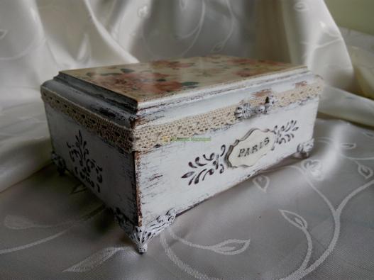 <div style=margin-left:10px><h1>шкатулки  в технике декупаж</h1><p><a href="/catalog/podarki--suveniry/">Подарунки, сувеніри</a> » <a href="/catalog/podarki--suveniry/podarki/">Подарунки</a></p><i class="fa fa-map-marker"></i> Ровенская область, Здолбунов<br /><br /><div class="socdata"><script src="//yastatic.net/es5-shims/0.0.2/es5-shims.min.js"></script>
                                            <script src="//yastatic.net/share2/share.js"></script>
                                            <div class="ya-share2" data-services="facebook,gplus,twitter,lj,viber,whatsapp,skype" data-counter=""></div></div>