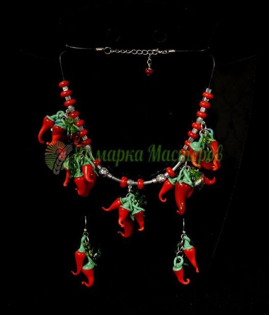 <div style=margin-left:10px><h1>"Перчёная фантазия" (Муранское стекло)</h1><p><a href="/catalog/bijuteriya/">Біжутерія</a> » <a href="/catalog/bijuteriya/kole--ojerele/">Кольє, намисто</a></p><i class="fa fa-map-marker"></i> Черниговская область, Чернигов<br /><br /><div class="socdata"><script src="//yastatic.net/es5-shims/0.0.2/es5-shims.min.js"></script>
                                            <script src="//yastatic.net/share2/share.js"></script>
                                            <div class="ya-share2" data-services="facebook,gplus,twitter,lj,viber,whatsapp,skype" data-counter=""></div></div>