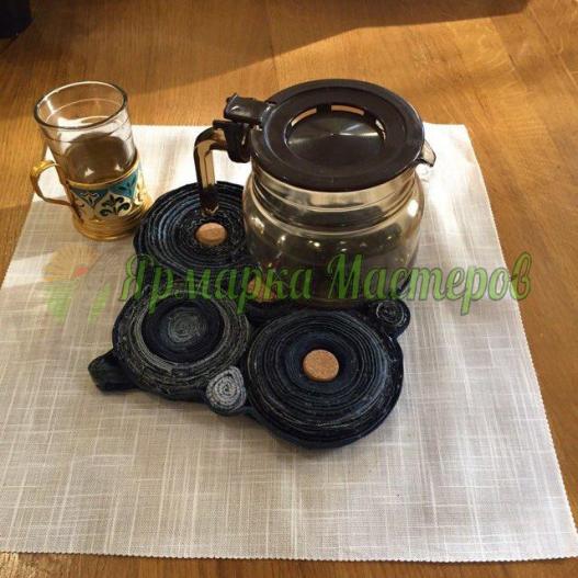 <div style=margin-left:10px><h1>Подставка для горячего (Джинс)</h1><p><a href="/catalog/dekor/">Декор</a> » <a href="/catalog/dekor/tekstil/">Текстиль</a></p><i class="fa fa-map-marker"></i> Донецкая область, Красноармейск<br /><br /><div class="socdata"><script src="//yastatic.net/es5-shims/0.0.2/es5-shims.min.js"></script>
                                            <script src="//yastatic.net/share2/share.js"></script>
                                            <div class="ya-share2" data-services="facebook,gplus,twitter,lj,viber,whatsapp,skype" data-counter=""></div></div>