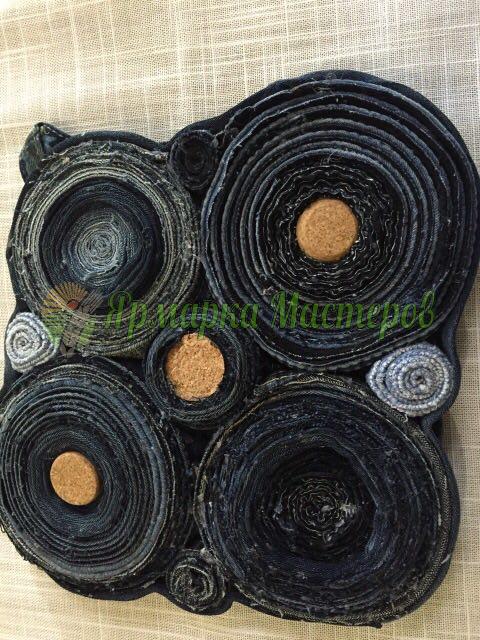 <div style=margin-left:10px><h1>Подставка для горячего (Джинс)</h1><p><a href="/catalog/dekor/">Декор</a> » <a href="/catalog/dekor/tekstil/">Текстиль</a></p><i class="fa fa-map-marker"></i> Донецкая область, Красноармейск<br /><br /><div class="socdata"><script src="//yastatic.net/es5-shims/0.0.2/es5-shims.min.js"></script>
                                            <script src="//yastatic.net/share2/share.js"></script>
                                            <div class="ya-share2" data-services="facebook,gplus,twitter,lj,viber,whatsapp,skype" data-counter=""></div></div>