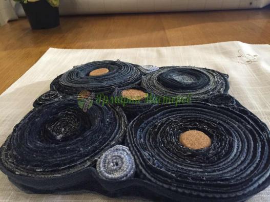 <div style=margin-left:10px><h1>Подставка для горячего (Джинс)</h1><p><a href="/catalog/dekor/">Декор</a> » <a href="/catalog/dekor/tekstil/">Текстиль</a></p><i class="fa fa-map-marker"></i> Донецкая область, Красноармейск<br /><br /><div class="socdata"><script src="//yastatic.net/es5-shims/0.0.2/es5-shims.min.js"></script>
                                            <script src="//yastatic.net/share2/share.js"></script>
                                            <div class="ya-share2" data-services="facebook,gplus,twitter,lj,viber,whatsapp,skype" data-counter=""></div></div>