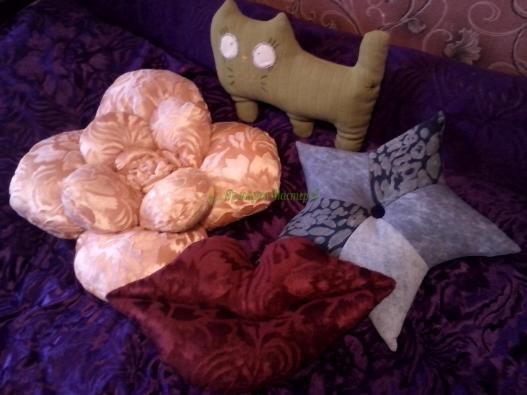 <div style=margin-left:10px><h1>Декоративные подушки</h1><p><a href="/catalog/dekor/">Декор</a> » <a href="/catalog/dekor/tekstil/">Текстиль</a></p><i class="fa fa-map-marker"></i> Донецкая область, Красноармейск<br /><br /><div class="socdata"><script src="//yastatic.net/es5-shims/0.0.2/es5-shims.min.js"></script>
                                            <script src="//yastatic.net/share2/share.js"></script>
                                            <div class="ya-share2" data-services="facebook,gplus,twitter,lj,viber,whatsapp,skype" data-counter=""></div></div>