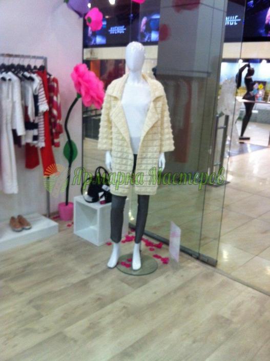 <div style=margin-left:10px><h1>Женское пальто, связанное крючком</h1><p><a href="/catalog/rukodelie/">Рукоділля</a> » <a href="/catalog/rukodelie/rukodelie--obschee/">Рукоділля, загальне</a></p><i class="fa fa-map-marker"></i> Киевская область, Киев<br /><br /><div class="socdata"><script src="//yastatic.net/es5-shims/0.0.2/es5-shims.min.js"></script>
                                            <script src="//yastatic.net/share2/share.js"></script>
                                            <div class="ya-share2" data-services="facebook,gplus,twitter,lj,viber,whatsapp,skype" data-counter=""></div></div>