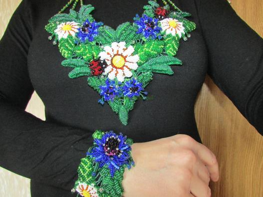 <div style=margin-left:10px><h1>Колье - ожерелье с браслетом из бисера</h1><p><a href="/catalog/bijuteriya/">Біжутерія</a> » <a href="/catalog/bijuteriya/kole--ojerele/">Кольє, намисто</a></p><i class="fa fa-map-marker"></i> Харьковская область, Харьков<br /><br /><div class="socdata"><script src="//yastatic.net/es5-shims/0.0.2/es5-shims.min.js"></script>
                                            <script src="//yastatic.net/share2/share.js"></script>
                                            <div class="ya-share2" data-services="facebook,gplus,twitter,lj,viber,whatsapp,skype" data-counter=""></div></div>