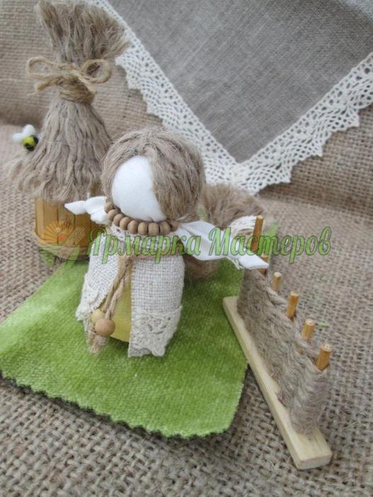 <div style=margin-left:10px><h1>Лялька Щастя Бджолярка</h1><p><a href="/catalog/igrushki/">Iграшки</a> » <a href="/catalog/igrushki/kukly/">Кукли</a></p><i class="fa fa-map-marker"></i> Полтавская область, Полтава<br /><br /><div class="socdata"><script src="//yastatic.net/es5-shims/0.0.2/es5-shims.min.js"></script>
                                            <script src="//yastatic.net/share2/share.js"></script>
                                            <div class="ya-share2" data-services="facebook,gplus,twitter,lj,viber,whatsapp,skype" data-counter=""></div></div>