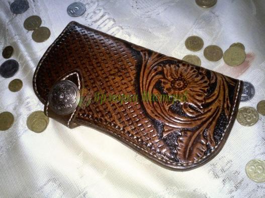 <div style=margin-left:10px><h1>Кошелёк женский (клатч), с тиснением в стиле шеридан.</h1><p><a href="/catalog/rukodelie/">Рукоділля</a> » <a href="/catalog/rukodelie/rukodelie--obschee/">Рукоділля, загальне</a></p><i class="fa fa-map-marker"></i> Сумская область, Ромны<br /><br /><div class="socdata"><script src="//yastatic.net/es5-shims/0.0.2/es5-shims.min.js"></script>
                                            <script src="//yastatic.net/share2/share.js"></script>
                                            <div class="ya-share2" data-services="facebook,gplus,twitter,lj,viber,whatsapp,skype" data-counter=""></div></div>
