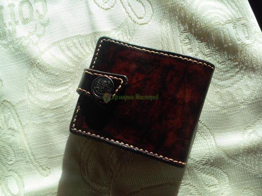 <div style=margin-left:10px><h1>Кошелёк кожаный, с тиснением ′череп′</h1><p><a href="/catalog/rukodelie/">Рукоділля</a> » <a href="/catalog/rukodelie/rukodelie--obschee/">Рукоділля, загальне</a></p><i class="fa fa-map-marker"></i> Сумская область, Ромны<br /><br /><div class="socdata"><script src="//yastatic.net/es5-shims/0.0.2/es5-shims.min.js"></script>
                                            <script src="//yastatic.net/share2/share.js"></script>
                                            <div class="ya-share2" data-services="facebook,gplus,twitter,lj,viber,whatsapp,skype" data-counter=""></div></div>