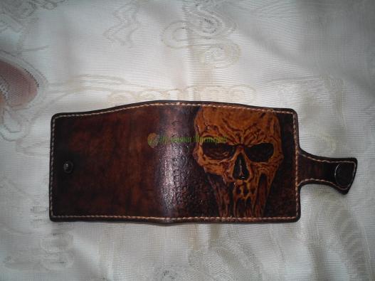 <div style=margin-left:10px><h1>Кошелёк кожаный, с тиснением ′череп′</h1><p><a href="/catalog/rukodelie/">Рукоділля</a> » <a href="/catalog/rukodelie/rukodelie--obschee/">Рукоділля, загальне</a></p><i class="fa fa-map-marker"></i> Сумская область, Ромны<br /><br /><div class="socdata"><script src="//yastatic.net/es5-shims/0.0.2/es5-shims.min.js"></script>
                                            <script src="//yastatic.net/share2/share.js"></script>
                                            <div class="ya-share2" data-services="facebook,gplus,twitter,lj,viber,whatsapp,skype" data-counter=""></div></div>