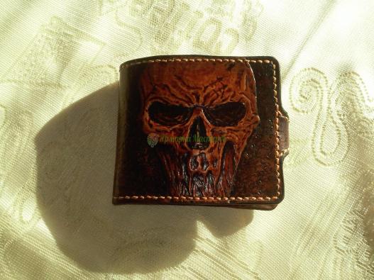 <div style=margin-left:10px><h1>Кошелёк кожаный, с тиснением ′череп′</h1><p><a href="/catalog/rukodelie/">Рукоділля</a> » <a href="/catalog/rukodelie/rukodelie--obschee/">Рукоділля, загальне</a></p><i class="fa fa-map-marker"></i> Сумская область, Ромны<br /><br /><div class="socdata"><script src="//yastatic.net/es5-shims/0.0.2/es5-shims.min.js"></script>
                                            <script src="//yastatic.net/share2/share.js"></script>
                                            <div class="ya-share2" data-services="facebook,gplus,twitter,lj,viber,whatsapp,skype" data-counter=""></div></div>
