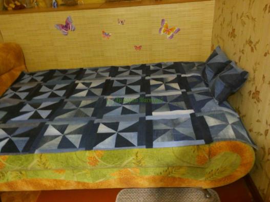 <div style=margin-left:10px><h1>Покрывало с подушками </h1><p><a href="/catalog/dekor/">Декор</a> » <a href="/catalog/dekor/tekstil/">Текстиль</a></p><i class="fa fa-map-marker"></i> Донецкая область, Мариуполь<br /><br /><div class="socdata"><script src="//yastatic.net/es5-shims/0.0.2/es5-shims.min.js"></script>
                                            <script src="//yastatic.net/share2/share.js"></script>
                                            <div class="ya-share2" data-services="facebook,gplus,twitter,lj,viber,whatsapp,skype" data-counter=""></div></div>