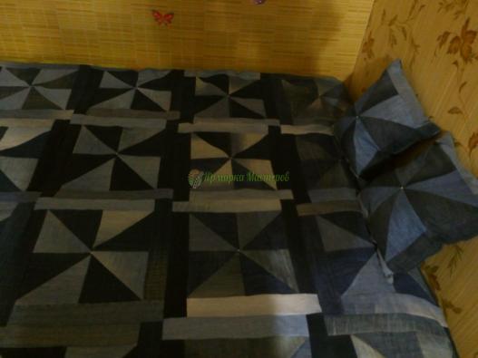 <div style=margin-left:10px><h1>Покрывало с подушками </h1><p><a href="/catalog/dekor/">Декор</a> » <a href="/catalog/dekor/tekstil/">Текстиль</a></p><i class="fa fa-map-marker"></i> Донецкая область, Мариуполь<br /><br /><div class="socdata"><script src="//yastatic.net/es5-shims/0.0.2/es5-shims.min.js"></script>
                                            <script src="//yastatic.net/share2/share.js"></script>
                                            <div class="ya-share2" data-services="facebook,gplus,twitter,lj,viber,whatsapp,skype" data-counter=""></div></div>