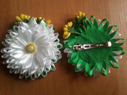 <div style=margin-left:10px><h1>Заколка "Ромашковое настроение"</h1><p><a href="/catalog/aksessuary/">Аксесуари</a> » <a href="/catalog/aksessuary/zakolki--zajimy/">Шпильки, затискачі</a></p><i class="fa fa-map-marker"></i> Луганская область, Северодонецк<br /><br /><div class="socdata"><script src="//yastatic.net/es5-shims/0.0.2/es5-shims.min.js"></script>
                                            <script src="//yastatic.net/share2/share.js"></script>
                                            <div class="ya-share2" data-services="facebook,gplus,twitter,lj,viber,whatsapp,skype" data-counter=""></div></div>