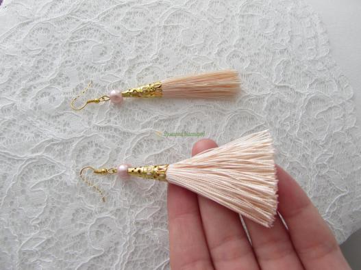 <div style=margin-left:10px><h1>Стильные серги кисточки, ручная работа!!!</h1><p><a href="/catalog/ukrasheniya/">Прикраси</a> » <a href="/catalog/ukrasheniya/aksessuary/">Аксесуари</a></p><i class="fa fa-map-marker"></i> Николаевская область, Николаев<br /><br /><div class="socdata"><script src="//yastatic.net/es5-shims/0.0.2/es5-shims.min.js"></script>
                                            <script src="//yastatic.net/share2/share.js"></script>
                                            <div class="ya-share2" data-services="facebook,gplus,twitter,lj,viber,whatsapp,skype" data-counter=""></div></div>