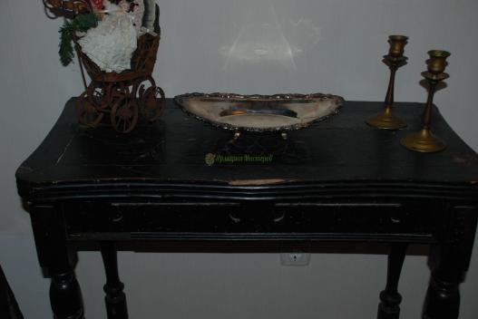 <div style=margin-left:10px><h1>Винтажный ломберный столик (для игры в карты, покер) </h1><p><a href="/catalog/dekor/">Декор</a> » <a href="/catalog/dekor/mebel/">Меблі</a></p><i class="fa fa-map-marker"></i> Киевская область, Ирпень<br /><br /><div class="socdata"><script src="//yastatic.net/es5-shims/0.0.2/es5-shims.min.js"></script>
                                            <script src="//yastatic.net/share2/share.js"></script>
                                            <div class="ya-share2" data-services="facebook,gplus,twitter,lj,viber,whatsapp,skype" data-counter=""></div></div>