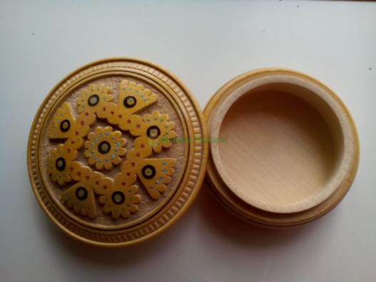 <div style=margin-left:10px><h1>Шкатулка из дерева.</h1><p><a href="/catalog/podarki--suveniry/">Подарунки, сувеніри</a> » <a href="/catalog/podarki--suveniry/podarki/">Подарунки</a></p><i class="fa fa-map-marker"></i> Запорожская область, Запорожье<br /><br /><div class="socdata"><script src="//yastatic.net/es5-shims/0.0.2/es5-shims.min.js"></script>
                                            <script src="//yastatic.net/share2/share.js"></script>
                                            <div class="ya-share2" data-services="facebook,gplus,twitter,lj,viber,whatsapp,skype" data-counter=""></div></div>