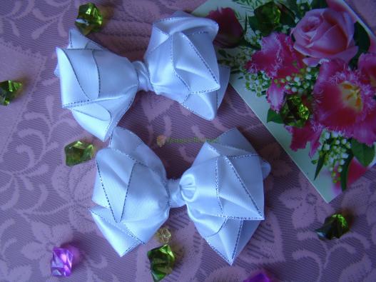 <div style=margin-left:10px><h1>Нарядный белый бант с серебряным люрексом</h1><p><a href="/catalog/aksessuary/">Аксесуари</a> » <a href="/catalog/aksessuary/banty/">Банти</a></p><i class="fa fa-map-marker"></i> Киевская область, Киев<br /><br /><div class="socdata"><script src="//yastatic.net/es5-shims/0.0.2/es5-shims.min.js"></script>
                                            <script src="//yastatic.net/share2/share.js"></script>
                                            <div class="ya-share2" data-services="facebook,gplus,twitter,lj,viber,whatsapp,skype" data-counter=""></div></div>