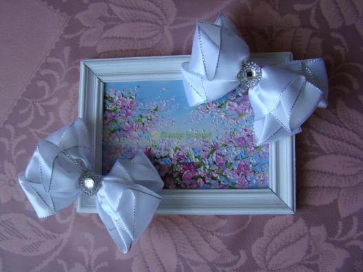 <div style=margin-left:10px><h1>Нарядный белый бант с серебряным люрексом</h1><p><a href="/catalog/aksessuary/">Аксесуари</a> » <a href="/catalog/aksessuary/banty/">Банти</a></p><i class="fa fa-map-marker"></i> Киевская область, Киев<br /><br /><div class="socdata"><script src="//yastatic.net/es5-shims/0.0.2/es5-shims.min.js"></script>
                                            <script src="//yastatic.net/share2/share.js"></script>
                                            <div class="ya-share2" data-services="facebook,gplus,twitter,lj,viber,whatsapp,skype" data-counter=""></div></div>