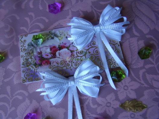 <div style=margin-left:10px><h1>Нарядный белый бант с серебряным люрексом</h1><p><a href="/catalog/aksessuary/">Аксесуари</a> » <a href="/catalog/aksessuary/banty/">Банти</a></p><i class="fa fa-map-marker"></i> Киевская область, Киев<br /><br /><div class="socdata"><script src="//yastatic.net/es5-shims/0.0.2/es5-shims.min.js"></script>
                                            <script src="//yastatic.net/share2/share.js"></script>
                                            <div class="ya-share2" data-services="facebook,gplus,twitter,lj,viber,whatsapp,skype" data-counter=""></div></div>