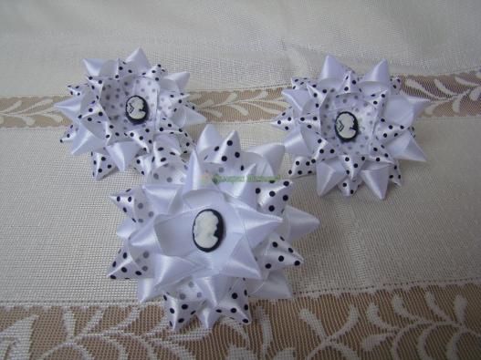 <div style=margin-left:10px><h1>Банты школьные</h1><p><a href="/catalog/aksessuary/">Аксесуари</a> » <a href="/catalog/aksessuary/banty/">Банти</a></p><i class="fa fa-map-marker"></i> Киевская область, Киев<br /><br /><div class="socdata"><script src="//yastatic.net/es5-shims/0.0.2/es5-shims.min.js"></script>
                                            <script src="//yastatic.net/share2/share.js"></script>
                                            <div class="ya-share2" data-services="facebook,gplus,twitter,lj,viber,whatsapp,skype" data-counter=""></div></div>