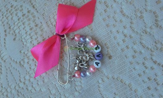 <div style=margin-left:10px><h1>Іменні брошки для маленьких модників</h1><p><a href="/catalog/ukrasheniya/">Прикраси</a> » <a href="/catalog/ukrasheniya/aksessuary/">Аксесуари</a></p><i class="fa fa-map-marker"></i> Ивано-Франковская область, Ивано-Франковск<br /><br /><div class="socdata"><script src="//yastatic.net/es5-shims/0.0.2/es5-shims.min.js"></script>
                                            <script src="//yastatic.net/share2/share.js"></script>
                                            <div class="ya-share2" data-services="facebook,gplus,twitter,lj,viber,whatsapp,skype" data-counter=""></div></div>