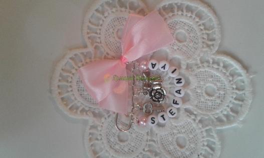 <div style=margin-left:10px><h1>Іменні брошки для маленьких модників</h1><p><a href="/catalog/ukrasheniya/">Прикраси</a> » <a href="/catalog/ukrasheniya/aksessuary/">Аксесуари</a></p><i class="fa fa-map-marker"></i> Ивано-Франковская область, Ивано-Франковск<br /><br /><div class="socdata"><script src="//yastatic.net/es5-shims/0.0.2/es5-shims.min.js"></script>
                                            <script src="//yastatic.net/share2/share.js"></script>
                                            <div class="ya-share2" data-services="facebook,gplus,twitter,lj,viber,whatsapp,skype" data-counter=""></div></div>