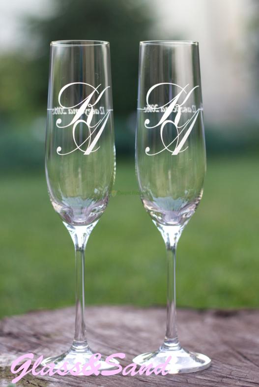 <div style=margin-left:10px><h1>Гравировка свадебных бокалов для шампанского.</h1><p><a href="/catalog/kartiny/">Картини</a> » <a href="/catalog/kartiny/na-stekle/">На склі</a></p><i class="fa fa-map-marker"></i> Днепропетровская область, Днепропетровск<br /><br /><div class="socdata"><script src="//yastatic.net/es5-shims/0.0.2/es5-shims.min.js"></script>
                                            <script src="//yastatic.net/share2/share.js"></script>
                                            <div class="ya-share2" data-services="facebook,gplus,twitter,lj,viber,whatsapp,skype" data-counter=""></div></div>