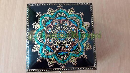 <div style=margin-left:10px><h1>Шкатулка из дерева</h1><p><a href="/catalog/ukrasheniya/">Прикраси</a> » <a href="/catalog/ukrasheniya/podarki/">Подарунки</a></p><i class="fa fa-map-marker"></i> Запорожская область, Орехов<br /><br /><div class="socdata"><script src="//yastatic.net/es5-shims/0.0.2/es5-shims.min.js"></script>
                                            <script src="//yastatic.net/share2/share.js"></script>
                                            <div class="ya-share2" data-services="facebook,gplus,twitter,lj,viber,whatsapp,skype" data-counter=""></div></div>