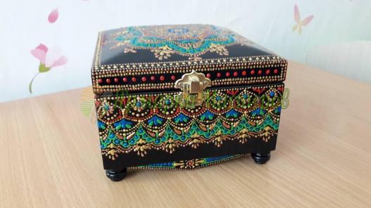 <div style=margin-left:10px><h1>Шкатулка из дерева</h1><p><a href="/catalog/ukrasheniya/">Прикраси</a> » <a href="/catalog/ukrasheniya/podarki/">Подарунки</a></p><i class="fa fa-map-marker"></i> Запорожская область, Орехов<br /><br /><div class="socdata"><script src="//yastatic.net/es5-shims/0.0.2/es5-shims.min.js"></script>
                                            <script src="//yastatic.net/share2/share.js"></script>
                                            <div class="ya-share2" data-services="facebook,gplus,twitter,lj,viber,whatsapp,skype" data-counter=""></div></div>