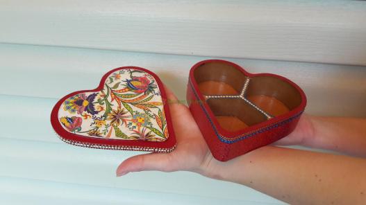 <div style=margin-left:10px><h1>Шкатулка</h1><p><a href="/catalog/podarki--suveniry/">Подарунки, сувеніри</a> » <a href="/catalog/podarki--suveniry/suveniry/">Сувеніри</a></p><i class="fa fa-map-marker"></i> Запорожская область, Орехов<br /><br /><div class="socdata"><script src="//yastatic.net/es5-shims/0.0.2/es5-shims.min.js"></script>
                                            <script src="//yastatic.net/share2/share.js"></script>
                                            <div class="ya-share2" data-services="facebook,gplus,twitter,lj,viber,whatsapp,skype" data-counter=""></div></div>