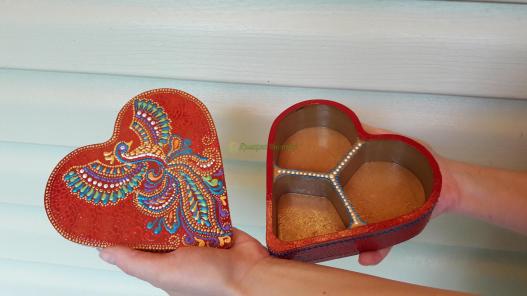 <div style=margin-left:10px><h1>Шкатулка</h1><p><a href="/catalog/podarki--suveniry/">Подарунки, сувеніри</a> » <a href="/catalog/podarki--suveniry/suveniry/">Сувеніри</a></p><i class="fa fa-map-marker"></i> Запорожская область, Орехов<br /><br /><div class="socdata"><script src="//yastatic.net/es5-shims/0.0.2/es5-shims.min.js"></script>
                                            <script src="//yastatic.net/share2/share.js"></script>
                                            <div class="ya-share2" data-services="facebook,gplus,twitter,lj,viber,whatsapp,skype" data-counter=""></div></div>