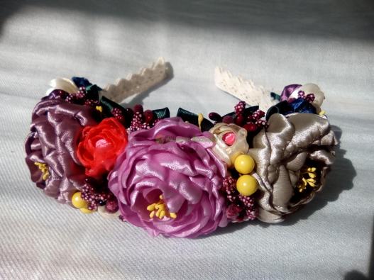 <div style=margin-left:10px><h1>Обруч с пионами. Ручная работа.</h1><p><a href="/catalog/aksessuary/">Аксесуари</a> » <a href="/catalog/aksessuary/obruchi/">Обручі</a></p><i class="fa fa-map-marker"></i> Киевская область, Боярка<br /><br /><div class="socdata"><script src="//yastatic.net/es5-shims/0.0.2/es5-shims.min.js"></script>
                                            <script src="//yastatic.net/share2/share.js"></script>
                                            <div class="ya-share2" data-services="facebook,gplus,twitter,lj,viber,whatsapp,skype" data-counter=""></div></div>