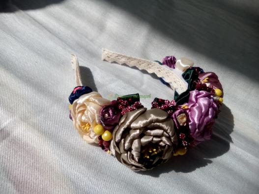 <div style=margin-left:10px><h1>Обруч с пионами. Ручная работа.</h1><p><a href="/catalog/aksessuary/">Аксесуари</a> » <a href="/catalog/aksessuary/obruchi/">Обручі</a></p><i class="fa fa-map-marker"></i> Киевская область, Боярка<br /><br /><div class="socdata"><script src="//yastatic.net/es5-shims/0.0.2/es5-shims.min.js"></script>
                                            <script src="//yastatic.net/share2/share.js"></script>
                                            <div class="ya-share2" data-services="facebook,gplus,twitter,lj,viber,whatsapp,skype" data-counter=""></div></div>