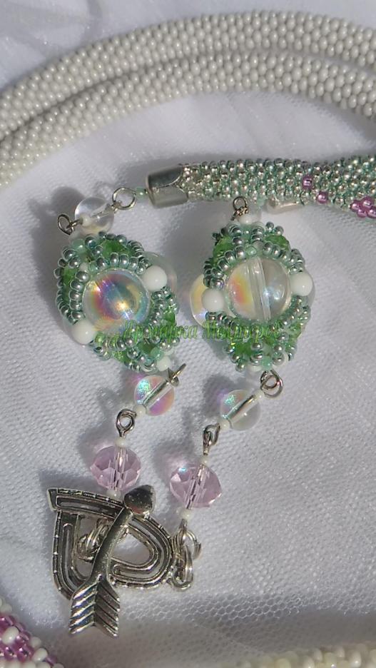 <div style=margin-left:10px><h1>Лариат </h1><p><a href="/catalog/bijuteriya/">Біжутерія</a> » <a href="/catalog/bijuteriya/kole--ojerele/">Кольє, намисто</a></p><i class="fa fa-map-marker"></i> Киевская область, Киев<br /><br /><div class="socdata"><script src="//yastatic.net/es5-shims/0.0.2/es5-shims.min.js"></script>
                                            <script src="//yastatic.net/share2/share.js"></script>
                                            <div class="ya-share2" data-services="facebook,gplus,twitter,lj,viber,whatsapp,skype" data-counter=""></div></div>