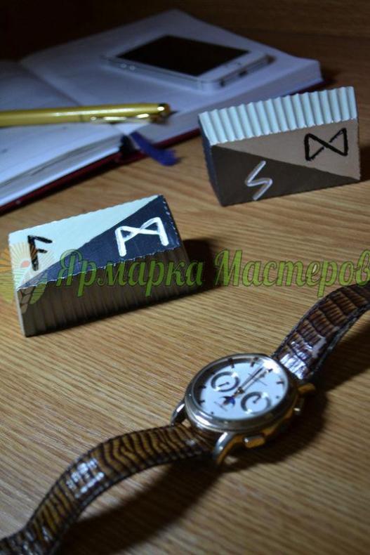 <div style=margin-left:10px><h1>Набор защитных рунических камней «Пирамида»</h1><p><a href="/catalog/ezoterika/">Езотерика</a> » <a href="/catalog/ezoterika/raznoe/">Рiзне</a></p><i class="fa fa-map-marker"></i> Киевская область, Киев<br /><br /><div class="socdata"><script src="//yastatic.net/es5-shims/0.0.2/es5-shims.min.js"></script>
                                            <script src="//yastatic.net/share2/share.js"></script>
                                            <div class="ya-share2" data-services="facebook,gplus,twitter,lj,viber,whatsapp,skype" data-counter=""></div></div>