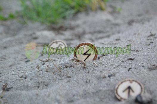 <div style=margin-left:10px><h1>Руна Соулу Sowilo ручной работы подвески, брелки, браслеты</h1><p><a href="/catalog/ezoterika/">Езотерика</a> » <a href="/catalog/ezoterika/raznoe/">Рiзне</a></p><i class="fa fa-map-marker"></i> Киевская область, Киев<br /><br /><div class="socdata"><script src="//yastatic.net/es5-shims/0.0.2/es5-shims.min.js"></script>
                                            <script src="//yastatic.net/share2/share.js"></script>
                                            <div class="ya-share2" data-services="facebook,gplus,twitter,lj,viber,whatsapp,skype" data-counter=""></div></div>