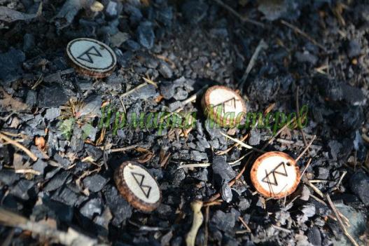 <div style=margin-left:10px><h1>Руна Беркана Berkano ручной работы подвески, брелки, браслеты</h1><p><a href="/catalog/ezoterika/">Езотерика</a> » <a href="/catalog/ezoterika/raznoe/">Рiзне</a></p><i class="fa fa-map-marker"></i> Киевская область, Киев<br /><br /><div class="socdata"><script src="//yastatic.net/es5-shims/0.0.2/es5-shims.min.js"></script>
                                            <script src="//yastatic.net/share2/share.js"></script>
                                            <div class="ya-share2" data-services="facebook,gplus,twitter,lj,viber,whatsapp,skype" data-counter=""></div></div>