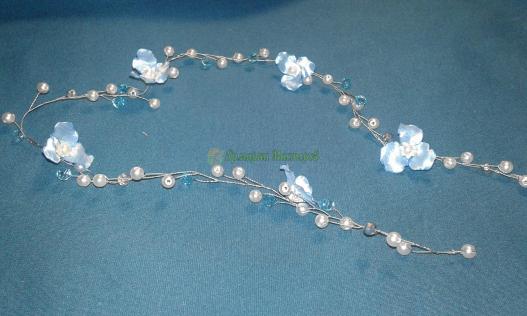 <div style=margin-left:10px><h1>Диадема с атласными голубыми цветами</h1><p><a href="/catalog/aksessuary/">Аксесуари</a> » <a href="/catalog/aksessuary/diademy/">Діадеми</a></p><i class="fa fa-map-marker"></i> Николаевская область, Николаев<br /><br /><div class="socdata"><script src="//yastatic.net/es5-shims/0.0.2/es5-shims.min.js"></script>
                                            <script src="//yastatic.net/share2/share.js"></script>
                                            <div class="ya-share2" data-services="facebook,gplus,twitter,lj,viber,whatsapp,skype" data-counter=""></div></div>