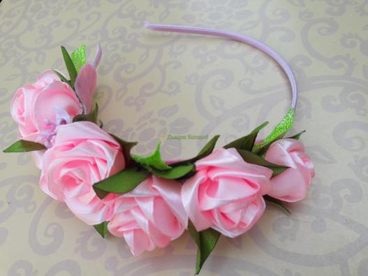 <div style=margin-left:10px><h1>Обруч "Розы"</h1><p><a href="/catalog/aksessuary/">Аксесуари</a> » <a href="/catalog/aksessuary/zakolki--zajimy/">Шпильки, затискачі</a></p><i class="fa fa-map-marker"></i> Днепропетровская область, <br /><br /><script src="//yastatic.net/es5-shims/0.0.2/es5-shims.min.js"></script>
                                            <script src="//yastatic.net/share2/share.js"></script>
                                            <div class="ya-share2" data-services="facebook,gplus,twitter,lj,viber,whatsapp,skype" data-counter=""></div><br /><div class="socdata"></div></div>