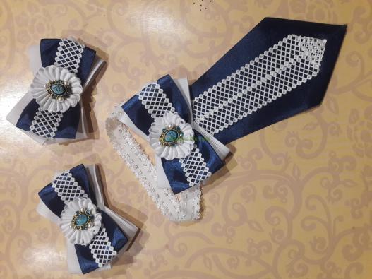 <div style=margin-left:10px><h1>Набор школьный нарядный</h1><p><a href="/catalog/aksessuary/">Аксесуари</a> » <a href="/catalog/aksessuary/zakolki--zajimy/">Шпильки, затискачі</a></p><i class="fa fa-map-marker"></i> Днепропетровская область, Днепропетровск<br /><br /><div class="socdata"><script src="//yastatic.net/es5-shims/0.0.2/es5-shims.min.js"></script>
                                            <script src="//yastatic.net/share2/share.js"></script>
                                            <div class="ya-share2" data-services="facebook,gplus,twitter,lj,viber,whatsapp,skype" data-counter=""></div></div>