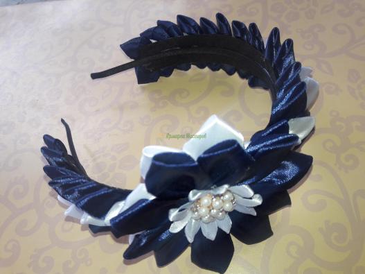 <div style=margin-left:10px><h1>Обруч школьный (синий)</h1><p><a href="/catalog/aksessuary/">Аксесуари</a> » <a href="/catalog/aksessuary/obruchi/">Обручі</a></p><i class="fa fa-map-marker"></i> Днепропетровская область, Днепропетровск<br /><br /><div class="socdata"><script src="//yastatic.net/es5-shims/0.0.2/es5-shims.min.js"></script>
                                            <script src="//yastatic.net/share2/share.js"></script>
                                            <div class="ya-share2" data-services="facebook,gplus,twitter,lj,viber,whatsapp,skype" data-counter=""></div></div>