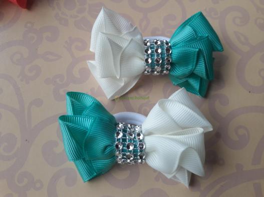 <div style=margin-left:10px><h1>Бантики на резиночке</h1><p><a href="/catalog/aksessuary/">Аксесуари</a> » <a href="/catalog/aksessuary/banty/">Банти</a></p><i class="fa fa-map-marker"></i> Днепропетровская область, Днепропетровск<br /><br /><div class="socdata"><script src="//yastatic.net/es5-shims/0.0.2/es5-shims.min.js"></script>
                                            <script src="//yastatic.net/share2/share.js"></script>
                                            <div class="ya-share2" data-services="facebook,gplus,twitter,lj,viber,whatsapp,skype" data-counter=""></div></div>