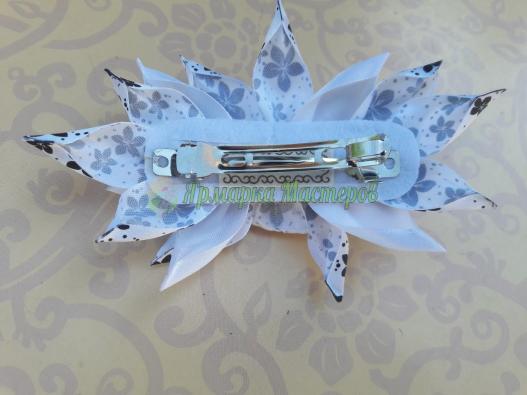 <div style=margin-left:10px><h1>Заколка " Легкость"</h1><p><a href="/catalog/aksessuary/">Аксесуари</a> » <a href="/catalog/aksessuary/zakolki--zajimy/">Шпильки, затискачі</a></p><i class="fa fa-map-marker"></i> Днепропетровская область, Днепропетровск<br /><br /><div class="socdata"><script src="//yastatic.net/es5-shims/0.0.2/es5-shims.min.js"></script>
                                            <script src="//yastatic.net/share2/share.js"></script>
                                            <div class="ya-share2" data-services="facebook,gplus,twitter,lj,viber,whatsapp,skype" data-counter=""></div></div>