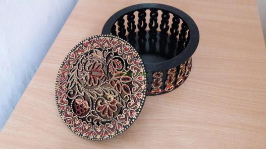 <div style=margin-left:10px><h1>Шкатулка из дерева</h1><p><a href="/catalog/ukrasheniya/">Прикраси</a> » <a href="/catalog/ukrasheniya/podarki/">Подарунки</a></p><i class="fa fa-map-marker"></i> Запорожская область, Орехов<br /><br /><div class="socdata"><script src="//yastatic.net/es5-shims/0.0.2/es5-shims.min.js"></script>
                                            <script src="//yastatic.net/share2/share.js"></script>
                                            <div class="ya-share2" data-services="facebook,gplus,twitter,lj,viber,whatsapp,skype" data-counter=""></div></div>