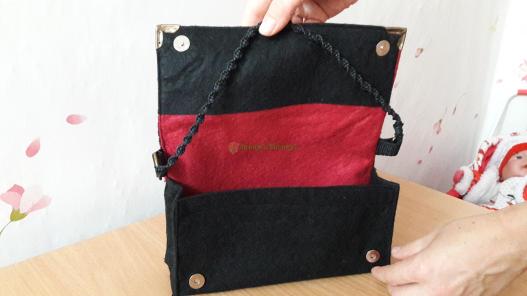 <div style=margin-left:10px><h1>Сумка-клатч из фетра</h1><p><a href="/catalog/podarki--suveniry/">Подарунки, сувеніри</a> » <a href="/catalog/podarki--suveniry/suveniry/">Сувеніри</a></p><i class="fa fa-map-marker"></i> Запорожская область, Орехов<br /><br /><div class="socdata"><script src="//yastatic.net/es5-shims/0.0.2/es5-shims.min.js"></script>
                                            <script src="//yastatic.net/share2/share.js"></script>
                                            <div class="ya-share2" data-services="facebook,gplus,twitter,lj,viber,whatsapp,skype" data-counter=""></div></div>