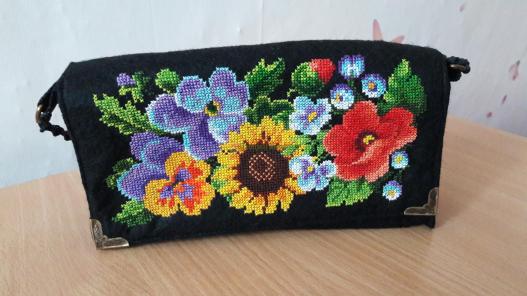 <div style=margin-left:10px><h1>Сумка-клатч из фетра</h1><p><a href="/catalog/podarki--suveniry/">Подарунки, сувеніри</a> » <a href="/catalog/podarki--suveniry/suveniry/">Сувеніри</a></p><i class="fa fa-map-marker"></i> Запорожская область, Орехов<br /><br /><div class="socdata"><script src="//yastatic.net/es5-shims/0.0.2/es5-shims.min.js"></script>
                                            <script src="//yastatic.net/share2/share.js"></script>
                                            <div class="ya-share2" data-services="facebook,gplus,twitter,lj,viber,whatsapp,skype" data-counter=""></div></div>