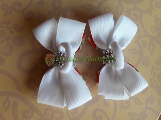 <div style=margin-left:10px><h1>Бантики с маками</h1><p><a href="/catalog/ukrasheniya/">Прикраси</a> » <a href="/catalog/ukrasheniya/aksessuary/">Аксесуари</a></p><i class="fa fa-map-marker"></i> Днепропетровская область, Днепропетровск<br /><br /><div class="socdata"><script src="//yastatic.net/es5-shims/0.0.2/es5-shims.min.js"></script>
                                            <script src="//yastatic.net/share2/share.js"></script>
                                            <div class="ya-share2" data-services="facebook,gplus,twitter,lj,viber,whatsapp,skype" data-counter=""></div></div>