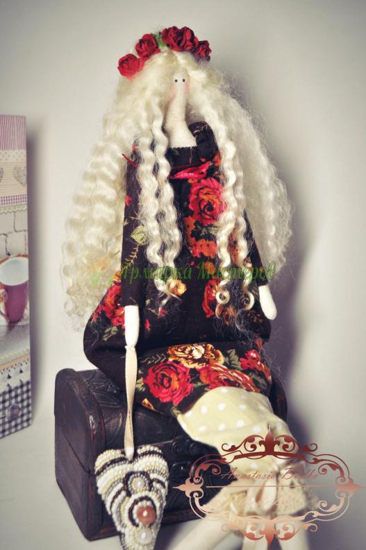 <div style=margin-left:10px><h1>Кукла Тильда с веночком на голове</h1><p><a href="/catalog/igrushki/">Iграшки</a> » <a href="/catalog/igrushki/kukly/">Кукли</a></p><i class="fa fa-map-marker"></i> Днепропетровская область, Днепропетровск<br /><br /><div class="socdata"><script src="//yastatic.net/es5-shims/0.0.2/es5-shims.min.js"></script>
                                            <script src="//yastatic.net/share2/share.js"></script>
                                            <div class="ya-share2" data-services="facebook,gplus,twitter,lj,viber,whatsapp,skype" data-counter=""></div></div>