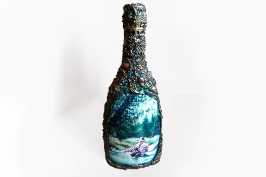 <div style=margin-left:10px><h1>Подарок рыбаку Декор бутылки рыбацкой тематики</h1><p><a href="/catalog/podarki--suveniry/">Подарунки, сувеніри</a> » <a href="/catalog/podarki--suveniry/podarki/">Подарунки</a></p><i class="fa fa-map-marker"></i> Донецкая область, Мариуполь<br /><br /><div class="socdata"><script src="//yastatic.net/es5-shims/0.0.2/es5-shims.min.js"></script>
                                            <script src="//yastatic.net/share2/share.js"></script>
                                            <div class="ya-share2" data-services="facebook,gplus,twitter,lj,viber,whatsapp,skype" data-counter=""></div></div>